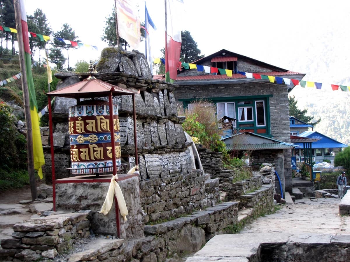 A prayer wheel and a sherpa house at Ghat