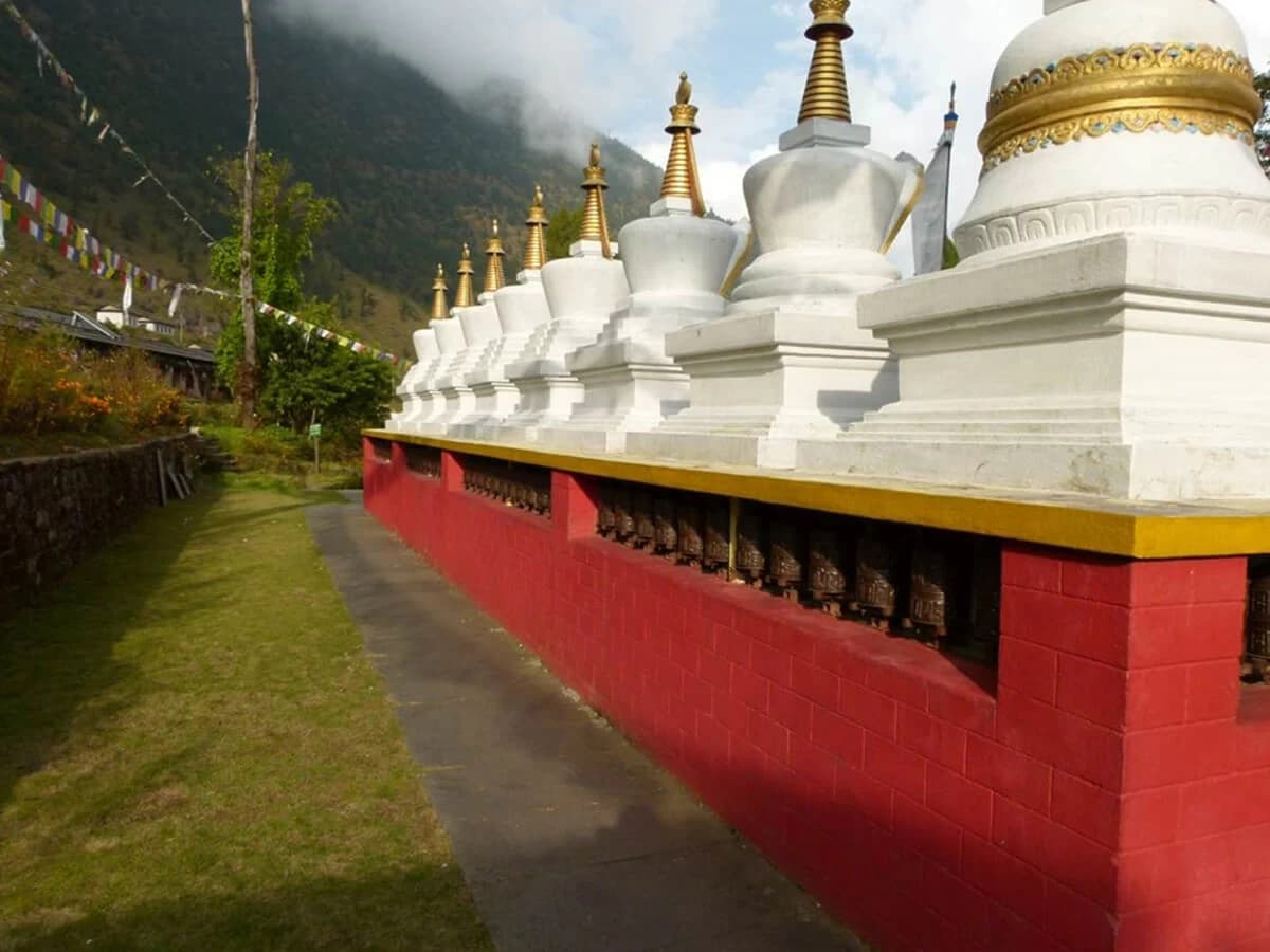 Stupas at Bigu monastery
