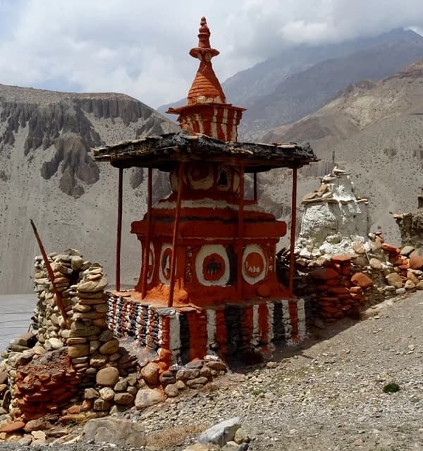 A chhorten in Chhuksang Upper Mustang