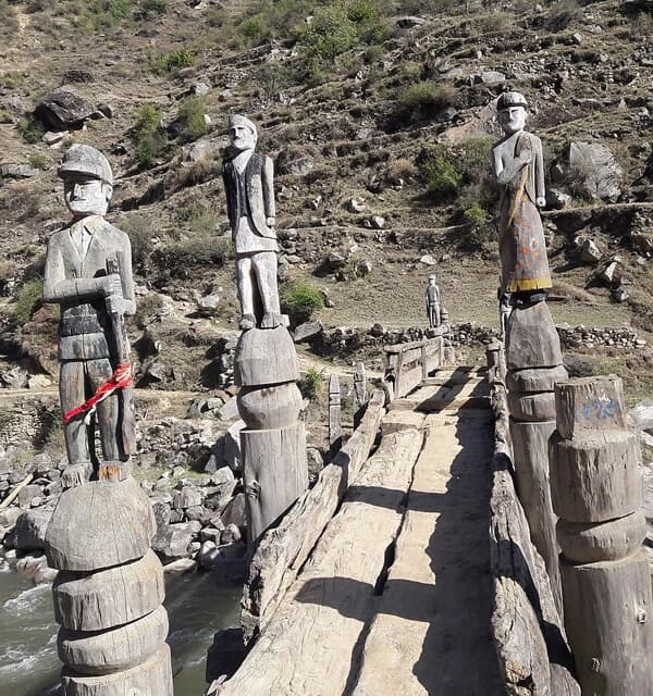 Wood craft statue Jumla Sinja